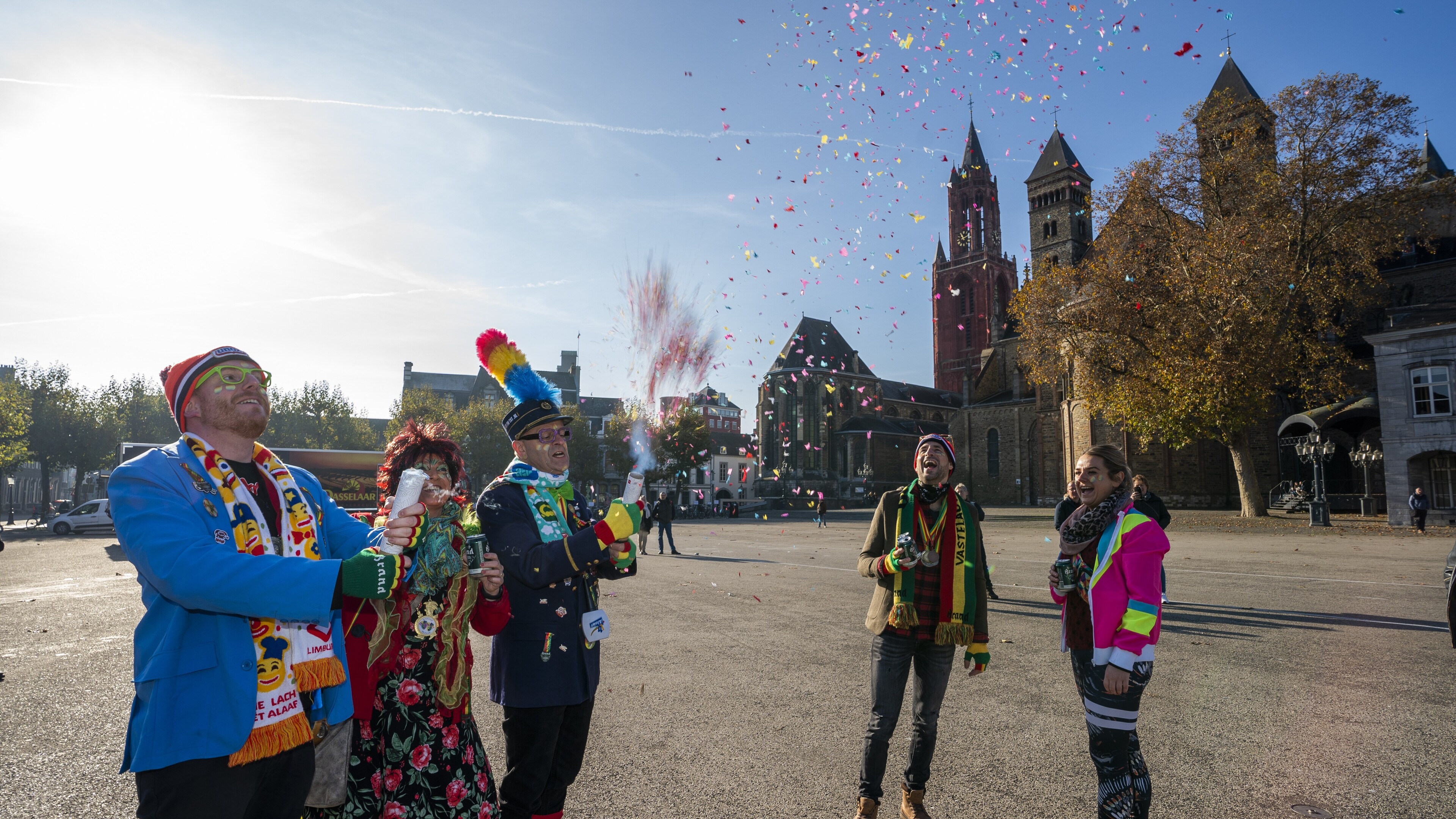 Het Vrijthof blijft nagenoeg leeg en dan hapert het confettikanonnetje van het handjevol carnavalist